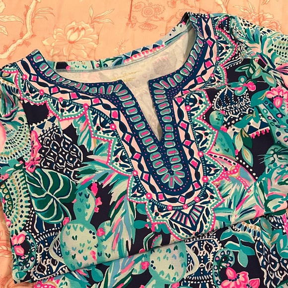 LIKE NEW Lilly Pulitzer Lookin Sharp Multi v-neck top. Women’s Large. Stretchy. - Picture 1 of 10